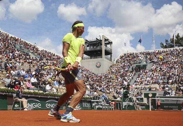 Rafael Nadal spielt eine Rueckhand auf dem Court Suzanne Lenglen,von hinten, Froschperspektive Copyright: xJuergenxHasenkopfx