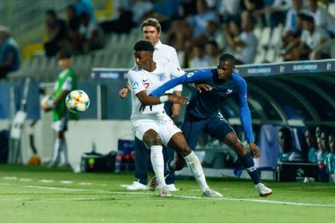 Cesena, Italien, 18.06.2019, UEFA U-21 Europameisterschaft Italien 2019, Gruppenphase, Gruppe C, England - Frankreich, Demarai Gray (GBR) und Fodé Ballo-Toure (FRA) im Zweikampf ( Defodi-01048-182382