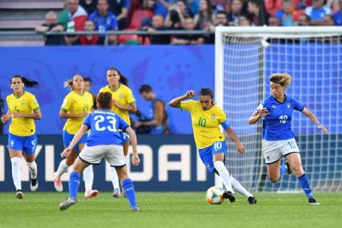 Marta (Brasilien) (10) mit Ball am eigenen Strafraum, 18.06.2019, Valenciennes (Frankreich), Fussball, FIFA Frauen-WM 2019, Italien - Brasilien, FIFA REGULATIONS PROHIBIT ANY USE OF PHOTOGRAPHS AS IMAGE SEQUENCES AND OR QUASI-VIDEO.