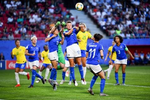 Luftduell Laura Giuliani (Torhüterin, Italien) (1) mit Elisa Bartoli (Italien) (13) und Cristina Girelli (Italien) (10) versuchen Monica (21) am Kopfball zu hindern, 18.06.2019, Valenciennes (Frankreich), Fussball, FIFA Frauen-WM 2019, Italien - Brasilien, FIFA REGULATIONS PROHIBIT ANY USE OF PHOTOGRAPHS AS IMAGE SEQUENCES AND OR QUASI-VIDEO.