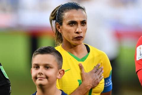 Marta (Brasilien) (10) bei der Nationalhymne, 18.06.2019, Valenciennes (Frankreich), Fussball, FIFA Frauen-WM 2019, Italien - Brasilien, FIFA REGULATIONS PROHIBIT ANY USE OF PHOTOGRAPHS AS IMAGE SEQUENCES AND OR QUASI-VIDEO.