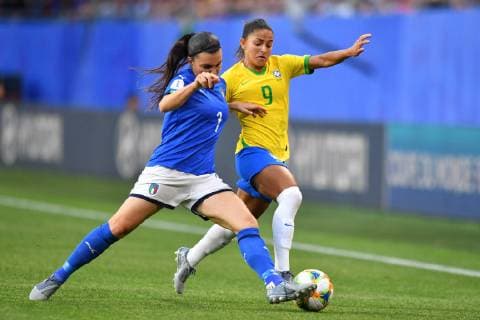 Zweikampf, Spielszene, Duell, duel, tackle, tackling, Dynamik, Action, Alia Guagni (Italien) (7) mit Debinha (Brasilien) (9), 18.06.2019, Valenciennes (Frankreich), Fussball, FIFA Frauen-WM 2019, Italien - Brasilien, FIFA REGULATIONS PROHIBIT ANY USE OF PHOTOGRAPHS AS IMAGE SEQUENCES AND OR QUASI-VIDEO.