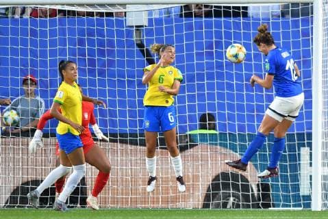 Cristina Girelli (Italien) (10) Kopfball aufs Tor, 18.06.2019, Valenciennes (Frankreich), Fussball, FIFA Frauen-WM 2019, Italien - Brasilien, FIFA REGULATIONS PROHIBIT ANY USE OF PHOTOGRAPHS AS IMAGE SEQUENCES AND OR QUASI-VIDEO.
