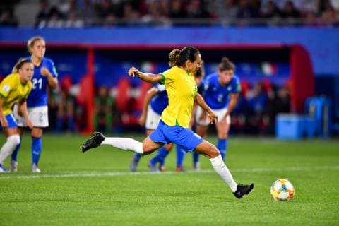 Marta (Brasilien) (10) schiesst den Foulelfmeter, 18.06.2019, Valenciennes (Frankreich), Fussball, FIFA Frauen-WM 2019, Italien - Brasilien, FIFA REGULATIONS PROHIBIT ANY USE OF PHOTOGRAPHS AS IMAGE SEQUENCES AND OR QUASI-VIDEO.
