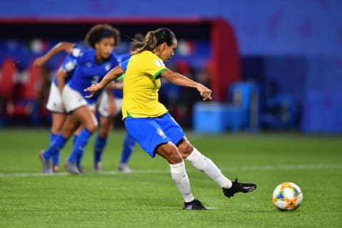 Marta (Brasilien) (10) schiesst den Foulelfmeter, 18.06.2019, Valenciennes (Frankreich), Fussball, FIFA Frauen-WM 2019, Italien - Brasilien, FIFA REGULATIONS PROHIBIT ANY USE OF PHOTOGRAPHS AS IMAGE SEQUENCES AND OR QUASI-VIDEO.