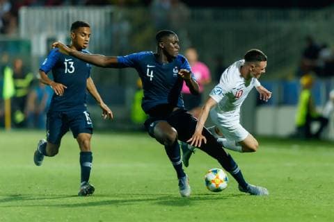 Cesena, Italien, 18.06.2019, UEFA U-21 Europameisterschaft Italien 2019, Gruppenphase, Gruppe C, England - Frankreich, Ibrahima Konate (FRA) und Phil Foden (GBR) im Zweikampf ( Defodi-01048-182393