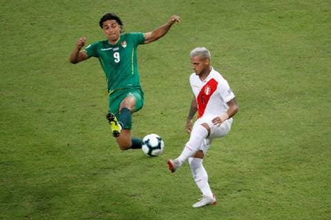 Peru s Christian Cueva (R) vies for the ball against Moreno (L) of Bolivia during the Copa America 2019 Group A soccer match between Bolivia and Peru, at Maracana Stadium in Rio de Janeiro, Brazil, 18 June 2019. Bolivia vs. Peru !ACHTUNG: NUR REDAKTIONELLE NUTZUNG!  Copyright: xJulioxCesarxGuimaraesx SCA0836 20190618-636964983596336629