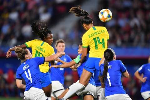 Kathleen (Brasilien) (14) köpft den Ball aufs Tor, 18.06.2019, Valenciennes (Frankreich), Fussball, FIFA Frauen-WM 2019, Italien - Brasilien, FIFA REGULATIONS PROHIBIT ANY USE OF PHOTOGRAPHS AS IMAGE SEQUENCES AND OR QUASI-VIDEO.