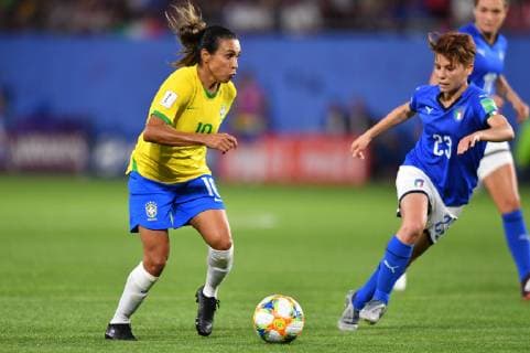 Marta (Brasilien) (10) im Vorwärtslauf gegen Manuela Giugliano (Italien) (23), 18.06.2019, Valenciennes (Frankreich), Fussball, FIFA Frauen-WM 2019, Italien - Brasilien, FIFA REGULATIONS PROHIBIT ANY USE OF PHOTOGRAPHS AS IMAGE SEQUENCES AND OR QUASI-VIDEO.