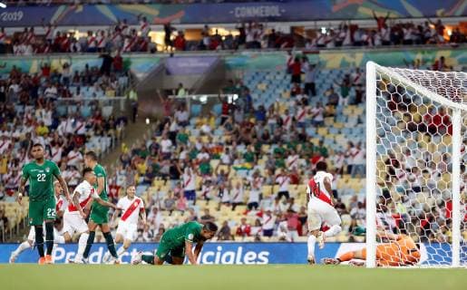 Peru s Farfan (2R) celebrates after scoring against Bolivia during the Copa America 2019 Group A soccer match between Bolivia and Peru, at Maracana Stadium in Rio de Janeiro, Brazil, 18 June 2019. Bolivia vs. Peru !ACHTUNG: NUR REDAKTIONELLE NUTZUNG!  Copyright: xAntonioxLacerdax SCA0896 20190619-636965030102862115