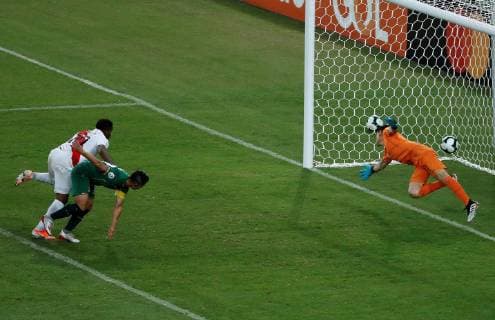 Peru s Farfan (L) scores a goal against Bolivia during the Copa America 2019 Group A soccer match between Bolivia and Peru, at Maracana Stadium in Rio de Janeiro, Brazil, 18 June 2019. Bolivia vs. Peru !ACHTUNG: NUR REDAKTIONELLE NUTZUNG!  Copyright: xJulioxCesarxGuimaraesx SCA0898 20190619-636965031355227047
