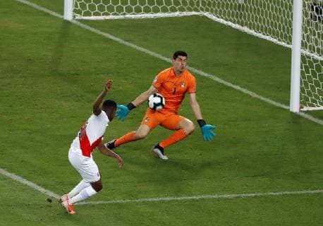 Bolivia s goalkeeper Carlos Lampe (R) save a goal against Peru during the Copa America 2019 Group A soccer match between Bolivia and Peru, at Maracana Stadium in Rio de Janeiro, Brazil, 18 June 2019. Bolivia vs. Peru !ACHTUNG: NUR REDAKTIONELLE NUTZUNG!  Copyright: xJulioxCesarxGuimaraesx SCA08107 20190619-636965040744400095