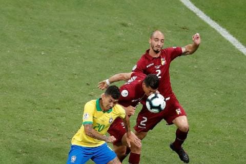 Brazilian Roberto Firmino (L) vies for the ball with Venezuelan Mikel Villanueva (R), during the Copa America 2019 Group A soccer match between Brazil and Venezuela, at Arena Fonte Nova Stadium in Salvador, Brazil, 18 June 2019. Brazil vs. Venezuela !ACHTUNG: NUR REDAKTIONELLE NUTZUNG!  Copyright: xRaulxSpinassex SCA0715 20190619-636965095907641279