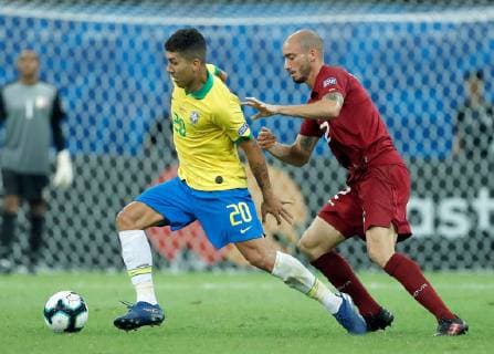 Brazilian Roberto Firmino (L) vies for the ball with Venezuelan Mikel Villanueva (R) during the Copa America 2019 Group A soccer match between Brazil and Venezuela, at Arena Fonte Nova Stadium in Salvador, Brazil, 18 June 2019. Brazil vs. Venezuela !ACHTUNG: NUR REDAKTIONELLE NUTZUNG!  Copyright: xJoedsonxAlvesx SCA0734 20190619-636965104078350449