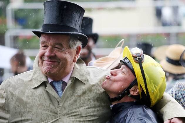 Sport Themen der Woche KW25 Sport Bilder des Tages 19.06.2019, Ascot, Windsor, GBR - Jockey Frankie Dettori tries to kiss trainer Sir Michael Stoute after winning the Prince of Wales Stakes with Crystal Ocean. Ascot racecourse. (Jockey, Dettori, Portrait, Portraet, Trainer, Stoute, Kuss, kuessen, lustig, witzig, Witz, Humor) 190619D569ROYAL_ASCOT.JPG *** 19 06 2019, Ascot, Windsor, GBR Jockey Frankie Dettori tries to kiss trainer Sir Michael Stoute after winning the Prince of Wales Stakes with Crystal Ocean Ascot racecourse Jockey, Dettori, Portrait, Portrait, Trainer, Stoute, Kiss, kiss, kiss, funny, funny, joke, humor 190619D569ROYAL ASCOT JPG