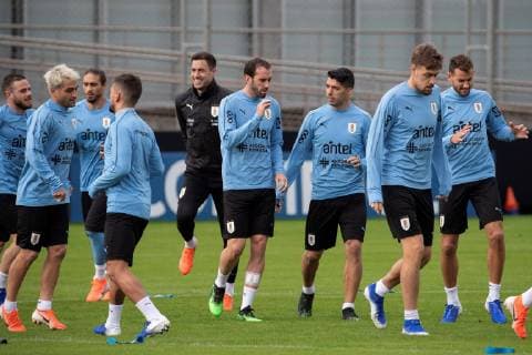 Uruguay s national soccer team players Diego Godin (C-L) and Luis Suarez (C-R) participate in a training session of the team at the headquarters of the Brazilian soccer team Gremio, in Porto Alegre, Brazil, 19 June 2019. Uruguay s national soccer team training session !ACHTUNG: NUR REDAKTIONELLE NUTZUNG!  Copyright: xSebastiaoxMoreirax COPAME917 20190619-636965636737215383