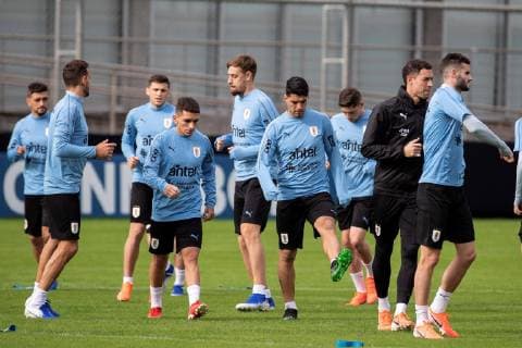 Uruguay s national soccer team player Luis Suarez (R) participates in a training session of the team at the headquarters of the Brazilian soccer team Gremio, in Porto Alegre, Brazil, 19 June 2019. Uruguay s national soccer team training session !ACHTUNG: NUR REDAKTIONELLE NUTZUNG!  Copyright: xSebastiaoxMoreirax COPAME914 20190619-636965636788465489