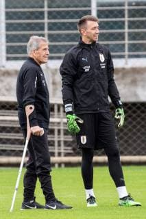 Uruguay s national soccer team head coach Oscar Tabarez (L) and goalkeeper Fernando Muslera participate in a training session of the team at the headquarters of the Brazilian soccer team Gremio, in Porto Alegre, Brazil, 19 June 2019. Uruguay s national soccer team training session !ACHTUNG: NUR REDAKTIONELLE NUTZUNG!  Copyright: xSebastiaoxMoreirax COPAME905 20190619-636965637521109191