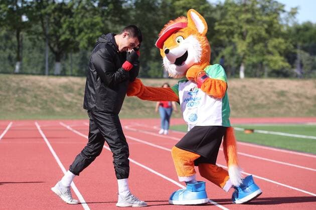 Sport Themen der Woche KW25 Sport Bilder des Tages MINSK, BELARUS â€“ JUNE 19, 2019: A man dressed as Lesik the Baby Fox, the official mascot of the Minsk 2019 Europaspiele at the Athletes Village. Sergei Bobylev TASS  TS0B026E