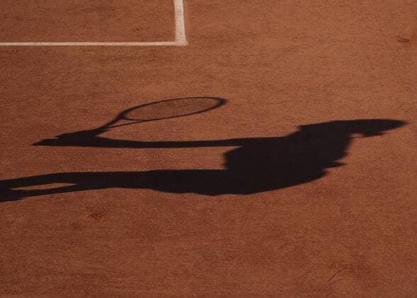 French Open , Schatten von einem Spieler, von oben Copyright: xJuergenxHasenkopfx