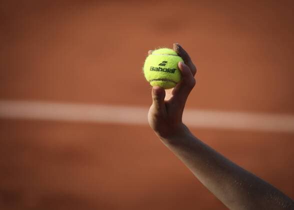 French Open Feature, Ballunge haelt Ball mit Babolat Logo hoch, Nahaufnahme,Detail, Symbolfoto Copyright: xJuergenxHasenkopfx
