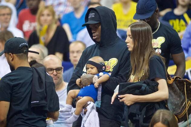 Sport Bilder des Tages Basketball Berlin 19.06.2019 easyCredit-BBL 1. Bundesliga Saison 2018 2019 Playoffs Finale Spiel 2 Alba Berlin vs bayern München Dennis Schröder zu Gast mit Sohn und Frau