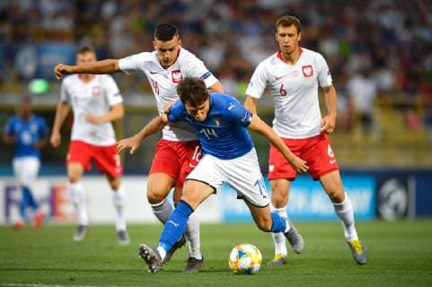 Photo Massimo Paolone LaPresse June 19, 2019 Bologna, Italy soccer Italy vs Poland - UEFA Under 21 Championship Italy 2019 - Group stage final tournament Group A - "Renato Dall Ara" stadium. In the pic: Federico Chiesa (Italia) competes for the ball with Patryk Dziczek (Polonia)  Copyright: xMassimoxPaolone LaPressex