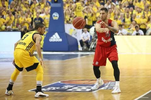 l-r: im Zweikampf, Aktion, mit Peyton Siva 3 (Alba Berlin) und Stefan Jovic 16 (FC Bayern Basketball), Alba Berlin vs. FC Bayern Basketball, Basketball, BBL, Playoffs, Finale 19.06.2019 Berlin Berlin Deutschland