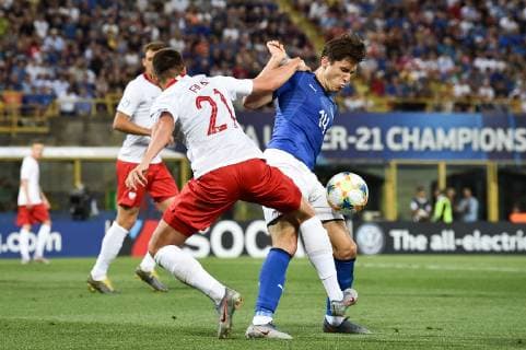 Photo Massimo Paolone LaPresse June 19, 2019 Bologna, Italy soccer Italy vs Poland - UEFA Under 21 Championship Italy 2019 - Group stage final tournament Group A - "Renato Dall Ara" stadium. In the pic: Federico Chiesa (Italia) competes for the ball with Karol Fila (Polonia)  Copyright: xMassimoxPaolone LaPressex