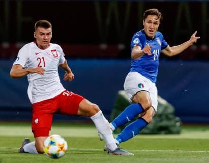 Bologna, Italien, 19.06.2019, UEFA U-21 Europameisterschaft Italien 2019, Gruppenphase, Gruppe A, Italien - Polen, Karol Fila (POL) und Federico Chiesa (ITA) im Zweikampf ( Defodi-01048-182603