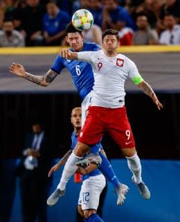 Bologna, Italien, 19.06.2019, UEFA U-21 Europameisterschaft Italien 2019, Gruppenphase, Gruppe A, Italien - Polen, Alessandro Bastoni (ITA) und Dawid Kownacki (POL) im Zweikampf ( Defodi-01048-182608
