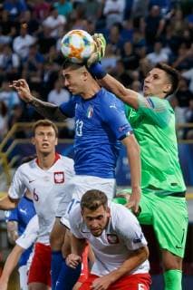 Bologna, Italien, 19.06.2019, UEFA U-21 Europameisterschaft Italien 2019, Gruppenphase, Gruppe A, Italien - Polen, Gianluca Mancini (ITA) und Torwart Kamil Grabara (POL) im Zweikampf ( Defodi-01048-182617