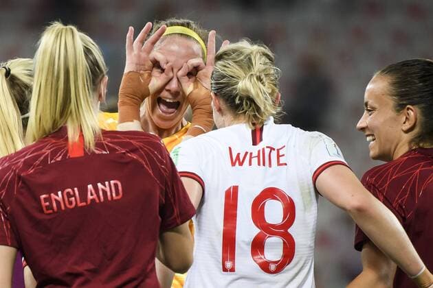 IMAGO Iconic Moments, Fußball - Frauen Sport Themen der Woche KW25 Sport Bilder des Tages 19.06.2019, xkvx, Fussball Frauen WM Frankreich, Japan - England emspor, v.l. England Spielerinnen feiern den Sieg Karen Barnsley (Fussballnationalmannschaft England), Ellen White (Fussballnationalmannschaft England) Nizza *** 19 06 2019, xkvx, womens football World Cup France, Japan England emspor, v l England players celebrate victory Karen Barnsley national football team England , Ellen White national football team England Nice