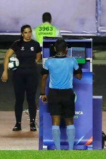 Venezuelan referee Alexis Herrera reviews the VAR during the Copa America 2019 Group B soccer match between Colombia and Qatar, at Morumbi Stadium in Sao Paulo, Brazil, 19 June 2019. Colombia vs. Qatar !ACHTUNG: NUR REDAKTIONELLE NUTZUNG!  Copyright: xMarceloxChellox SCA1045 20190620-636965861492979085