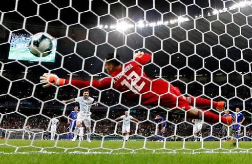 Sport Bilder des Tages Argenita s Lionel Messi (L) scores a penalty during the Copa America 2019 Group B soccer match between Argentina and Paraguay, at Mineirao Stadium in Bello Horizonte, Brazil, 19 June 2019. EPA Juan Ignacio Roncoroni Argentina vs. Paraguay !ACHTUNG: NUR REDAKTIONELLE NUTZUNG!  Copyright: xJuanxIgnacioxRoncoronix SCA09153 20190620-636966032640261494