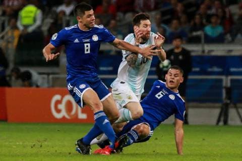 Argentina vs Paraguay BELO HORIZONTE, MG - 19.06.2019: ARGENTINA VS PARAGUAY - Messi, from Argentina, tries to escape from markers during a match between Argentina and Paraguay, valid for the group stage of the Copa América 2019, held this Wednesday (19) at the Estádio do Mineirão in Belo Horizonte, MG. (Photo: Dudu Macedo Fotoarena) x1750335x  DuduxMacedo