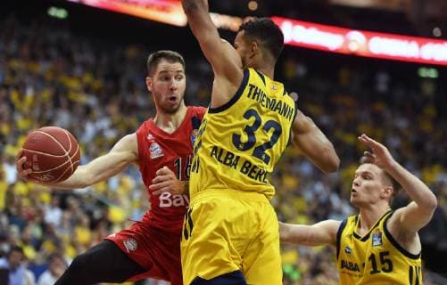 Stefan Jovic (FC Bayern), beim Zweikampf mit Johannes Thiemann (ALBA), rechts Martin Hermannsson (ALBA), ALBA Berlin - FC Bayern München Basketball Basketball, easyCredit BBL, Deutsche Meisterschaft, Playoff, playoffs, play-off, DM-playoff, Endspiele, Finale, 2. Spiel, Spiel 2,Herren, men, Saison 2018 2019 Berlin, 19.6.2019 Mercedes Benz Arena