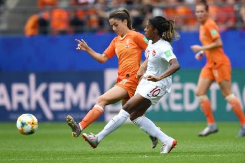 (l-r) Danielle van de Donk of Netherlands women, Ashley Lawrence of Canada women during the FIFA Women s World Cup France 2019 group E match between The Netherlands and Canada at Stade Auguste-Delaune on June 20, 2019 in Reims, France FIFA Women s World Cup France 2019 2018 2019 xVIxVIxImagesx xGerritxvanxKeulenxIVx 14780886