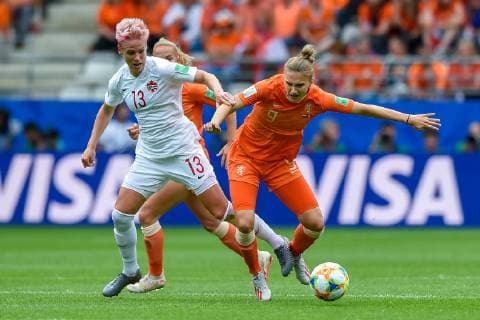 Womens World Cup France 2019 The Netherlands v Canada: Reims 20-06-2019: WK Voetbal: Vrouwen Nederland v Canada: Reims Sophie Schmidt of Canada, Vivianne Miedema of The Netherlands