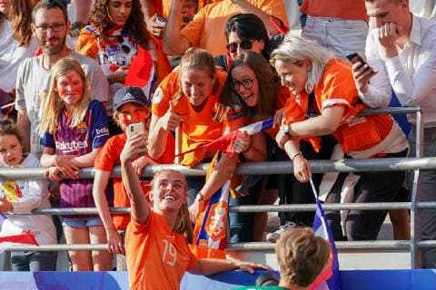 Womens World Cup France 2019 The Netherlands v Canada: Reims 20-06-2019: WK Voetbal: Vrouwen Nederland v Canada: Reims Jill Roord of The Netherlands with spectators