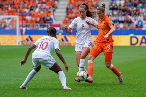 Womens World Cup France 2019 The Netherlands v Canada: Reims 20-06-2019: WK Voetbal: Vrouwen Nederland v Canada: Reims Ashley Lawrence of Canada, Jordyn Huitema of Canada, Vivianne Miedema of The Netherlands