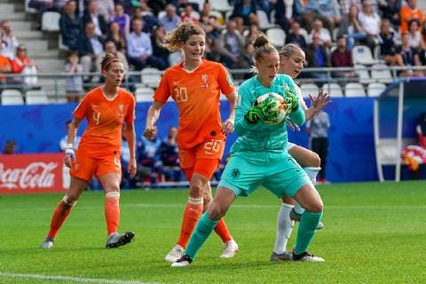 Womens World Cup France 2019 The Netherlands v Canada: Reims 20-06-2019: WK Voetbal: Vrouwen Nederland v Canada: Reims Merel van Dongen of The Netherlands, Dominique Bloodworth Janssen of The Netherlands, goalkeeper Sari van Veenendaal of The Netherlands