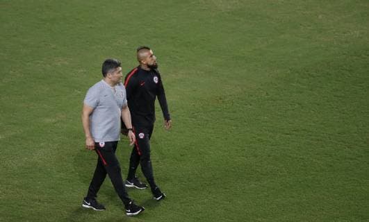 Chile s national soccer team player Arturo Vidal and kinesiologist Pedro Onate (L) participate in a training session of the team, at the Pituacu stadium, in Salvador, Brazil, 20 June 2019. Chile s national soccer team training session in Salvador !ACHTUNG: NUR REDAKTIONELLE NUTZUNG!  Copyright: xMauricioxDuenasxCastanedax COPAME1157 91942741st