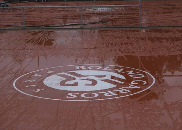 French Open Feature, mit Regenplane abgedeckter Platz, Roland Garros Logo Copyright: xJuergenxHasenkopfx