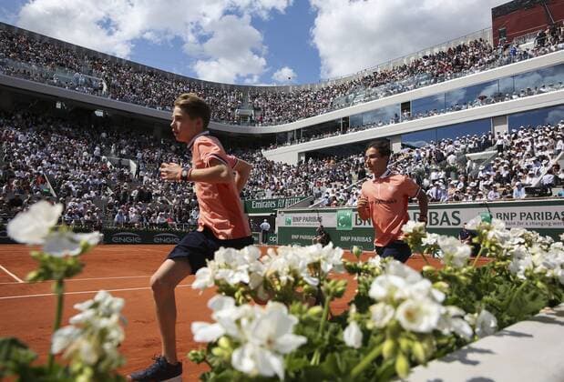 French Open , Balljungen laufen auf den Court Philippe Chatrier, Copyright: xJuergenxHasenkopfx