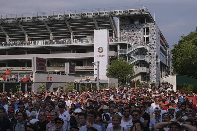 French Open Feature, Menschenmenge steht vor dem Court Philippe Chatrier und verfolgt ein Spiel auf dem Monitor am Court Copyright: xJuergenxHasenkopfx