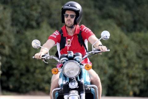 VETTEL Sebastian F1 Team Scuderia Ferrari Auf dem Motorrad zum ersten Training Formel 1 GP 2019 Frankreich am 21.06.2019 in Le Castellet