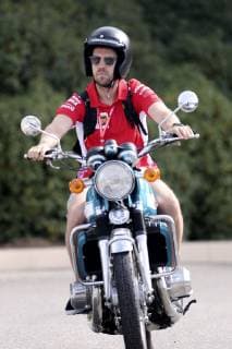 VETTEL Sebastian F1 Team Scuderia Ferrari Auf dem Motorrad zum ersten Training Formel 1 GP 2019 Frankreich am 21.06.2019 in Le Castellet