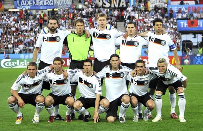 EM2008 Finale Deutschland - Spanien 0:1 Mannschaft Deutschland vor dem Finale 29.06.2008 in Wien. Hintere Reihe v.l.:Christoph Metzelder, Jens Lehmann, Per Mertesacker, Miroslav Klose u. Michael Ballack. Vorne v.l.: Lucas Podloski, Thomas Hitzlsperger, Arne Friedrich, TorstenFrings, Philipp Lahm und Bastian Schweinsteiger. Unten v.l.: Lucas Podloski, Thomas Hitzlsperger, Arne Friedrich, TorstenFrings, Philipp Lahm und Bastian Schweinsteiger