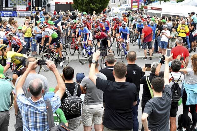 21.06.2019.Unterterzen ,Tour de Suisse 7 .Etappe Unterterzen - San Gottardo Im Bild : Start der Rennfahrer in Unterterzen Radsport Radrennen Peleton Fahrerfeld Aktion